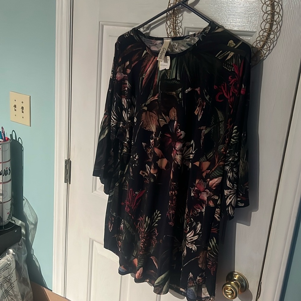 Crepes navy floral cold shoulder size medium tunic top. EUC. Flouncy sleeves